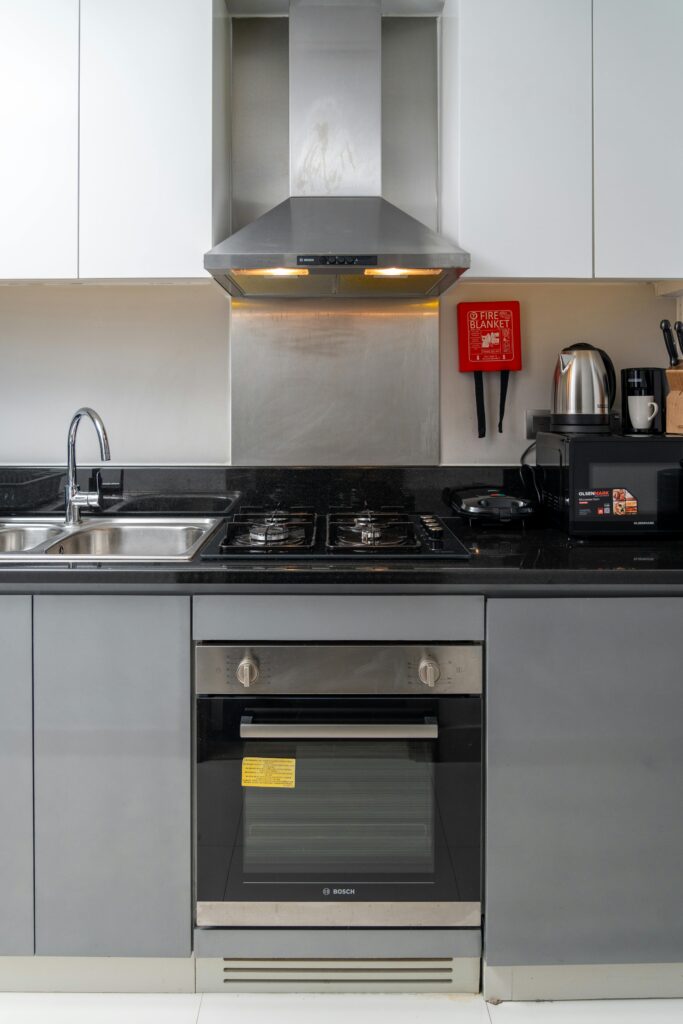 hota de bucatarie din inox incorporata in mobila